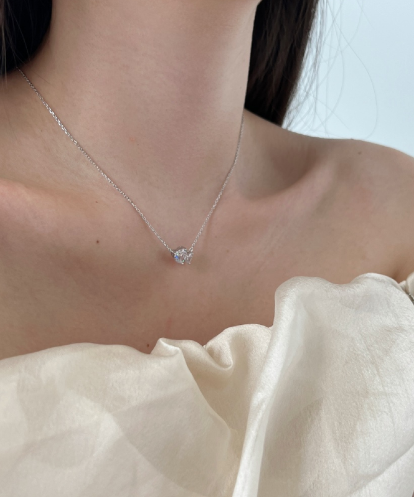 Sterling silver chain with zirconium pendant