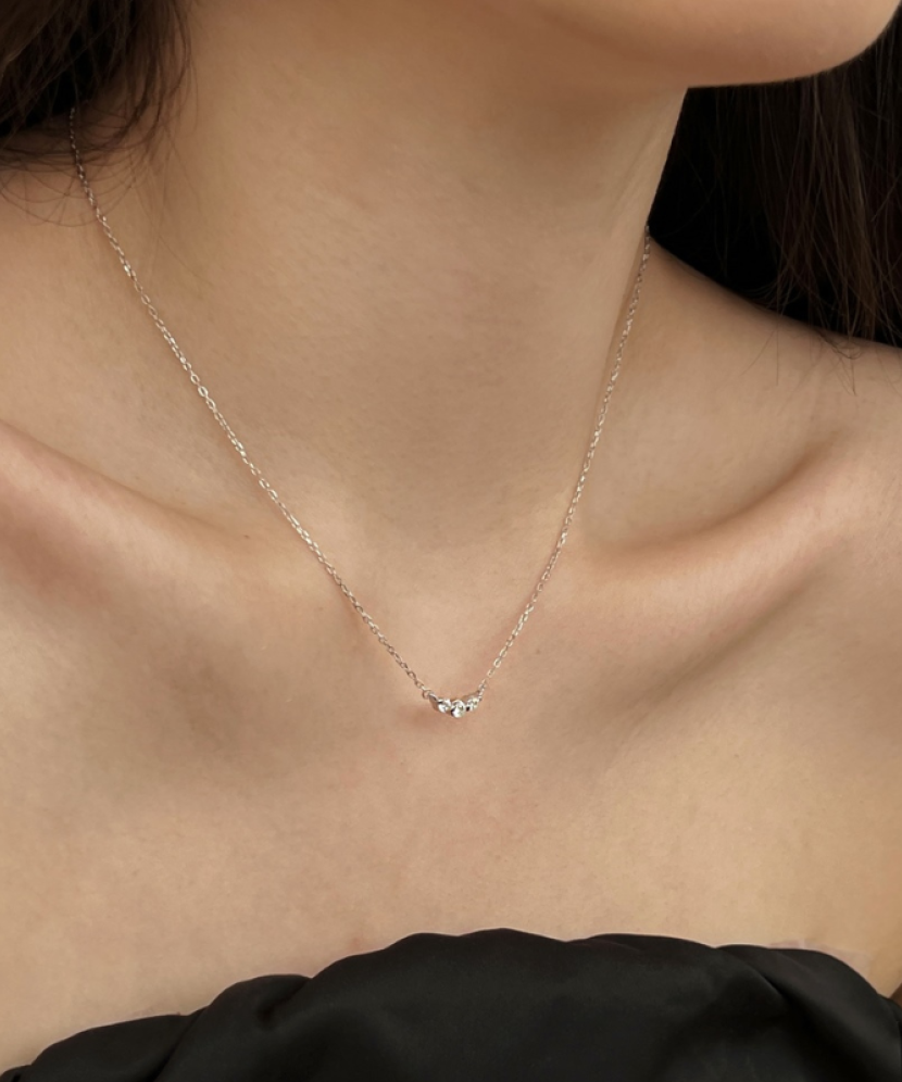 Sterling silver chain with zirconium pendant