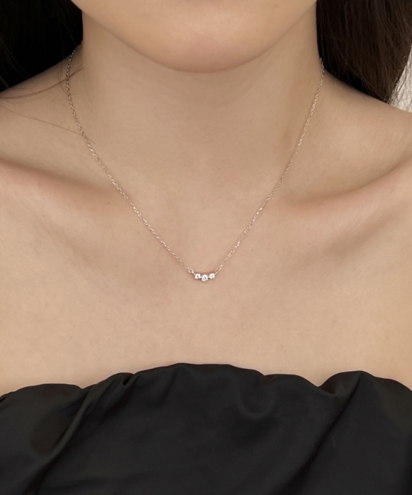 Sterling silver chain with zirconium pendant