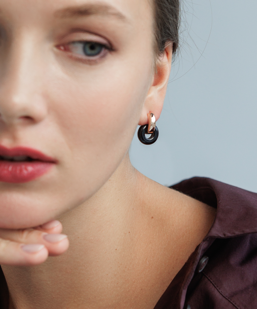 Серьги из позолоченного серебра с ониксом