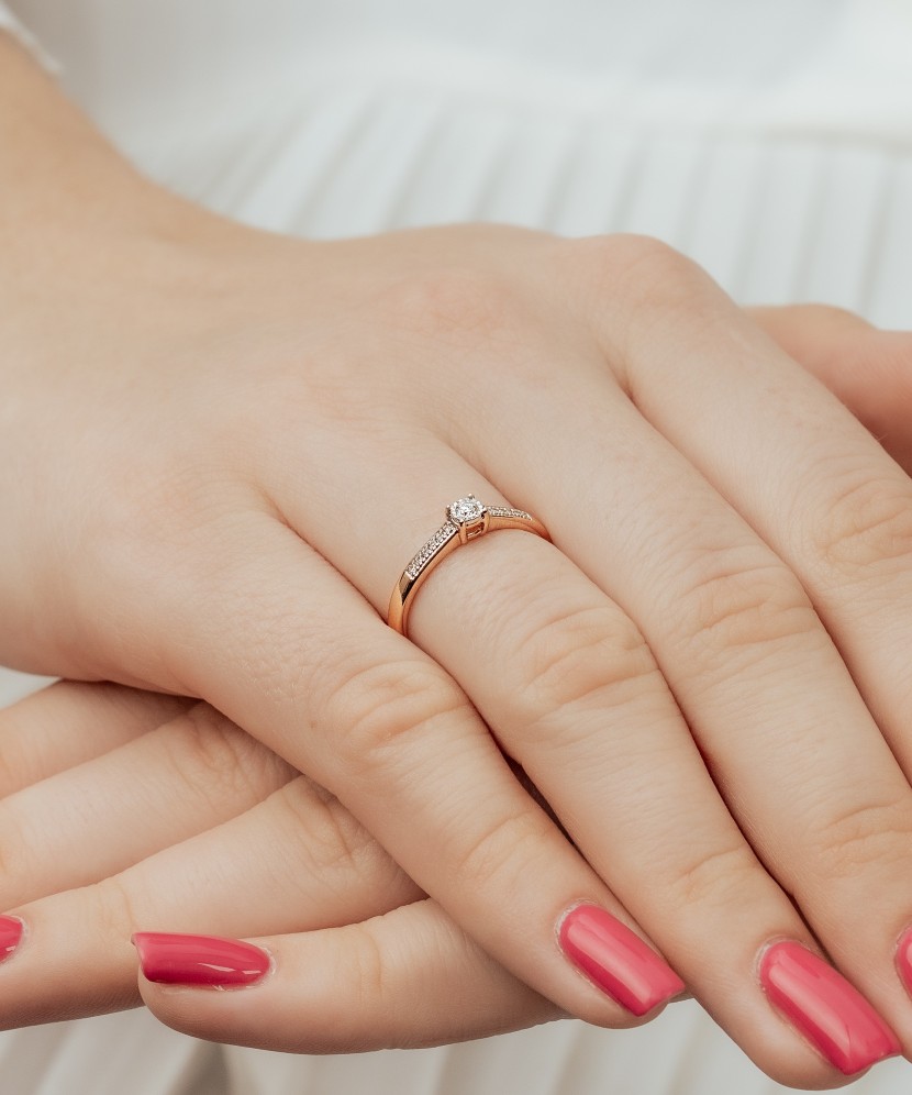 Gold ring with diamonds