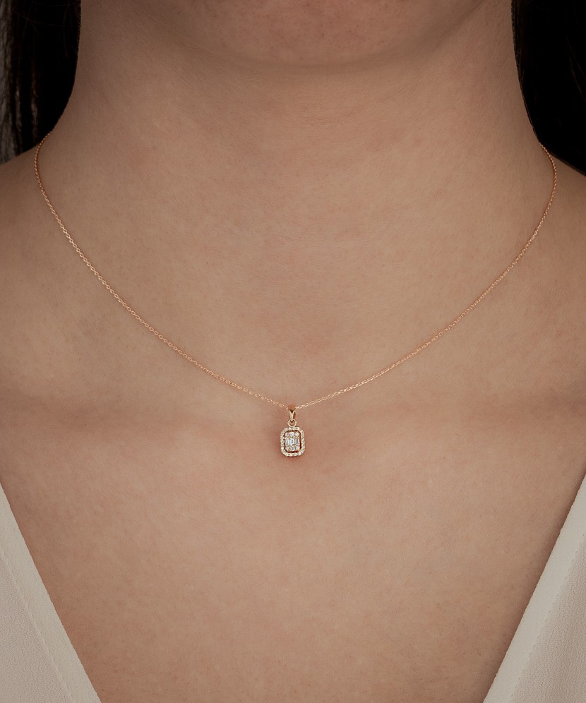 Gold chain with diamond pendant