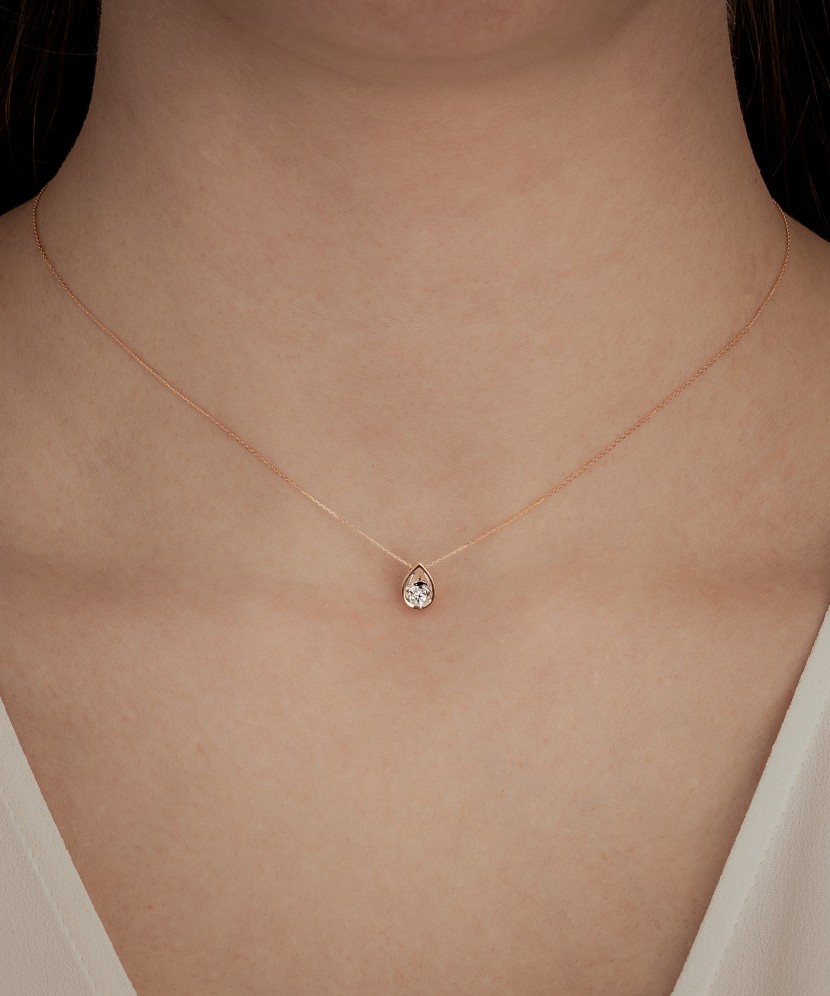 Gold chain with diamond pendant