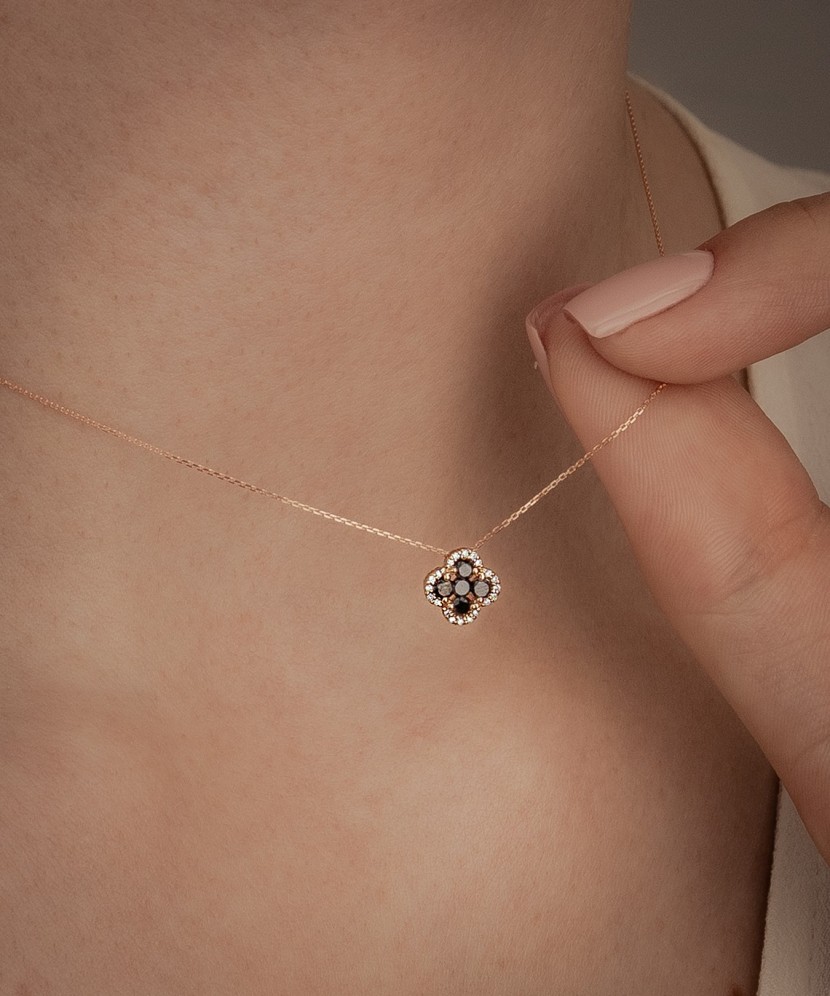 Золотая цепочка с бриллиантовым подвеской Золотая цепочка с бриллиантовым подвеской