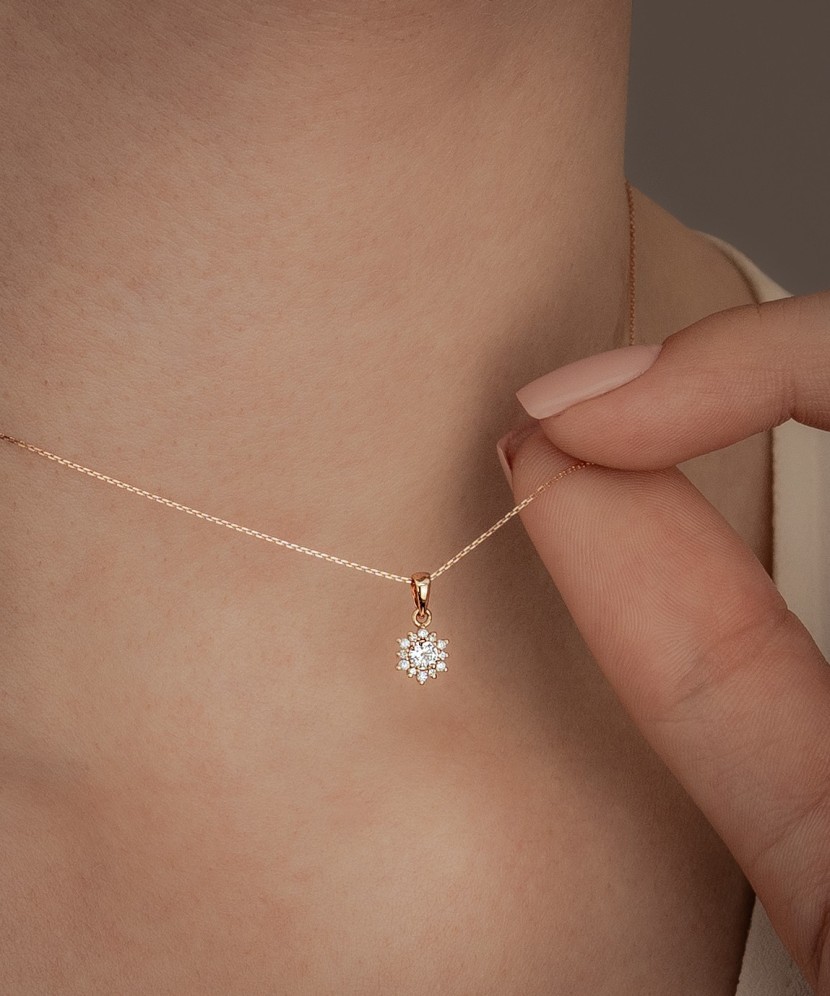 Золотая цепочка с бриллиантовым подвеской Золотая цепочка с бриллиантовым подвеской