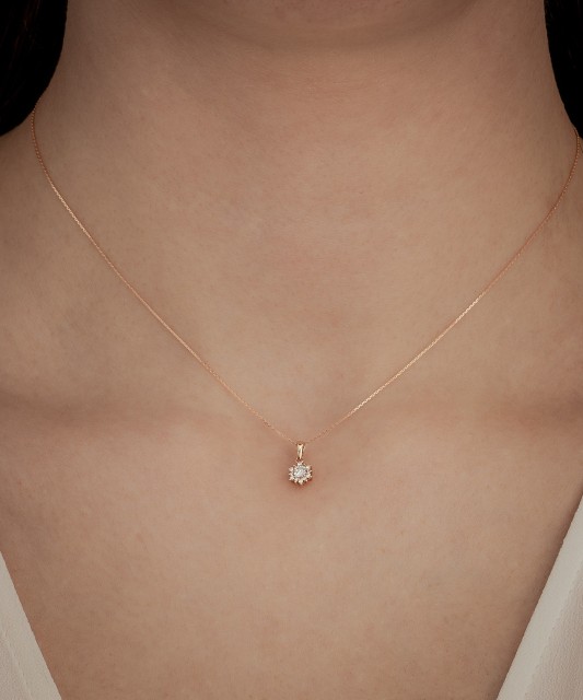 Gold chain with diamond pendant