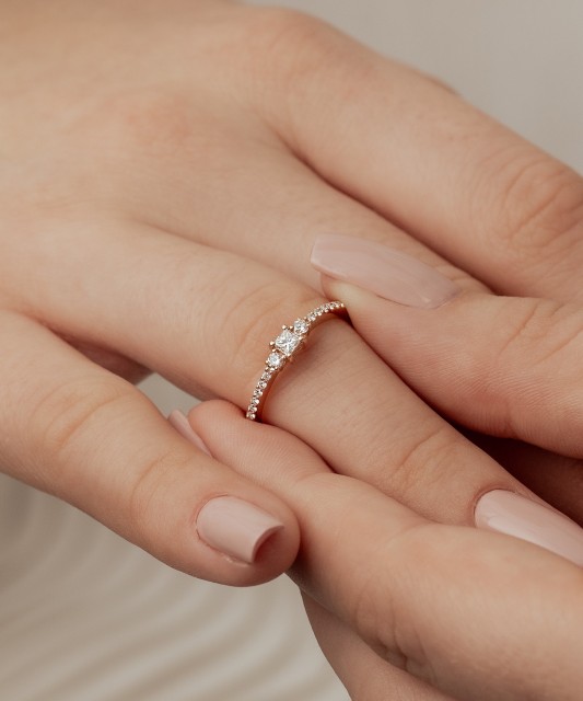 Gold ring with diamonds