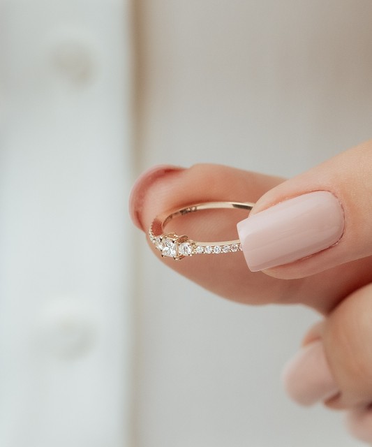 Gold ring with diamonds