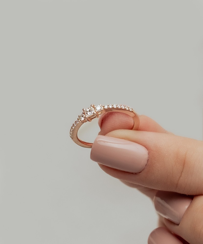 Gold ring with diamonds