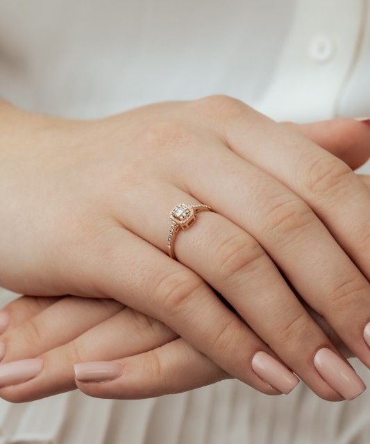 Gold ring with diamonds