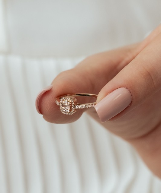 Gold ring with diamonds