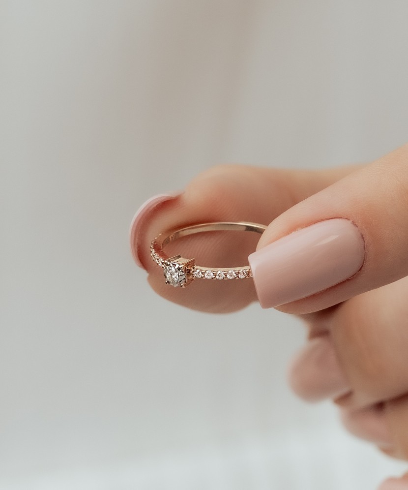 Gold ring with diamonds