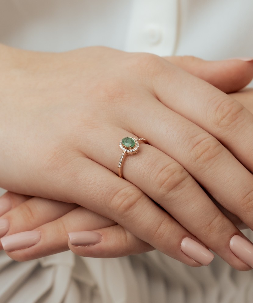 Gold ring with emerald and diamonds