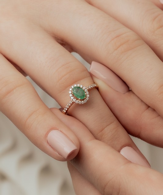 Gold ring with emerald and diamonds