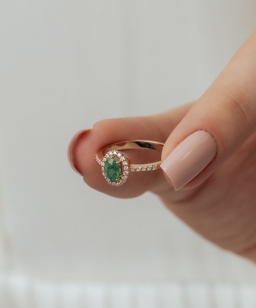 Gold ring with emerald and diamonds