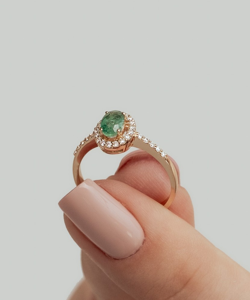 Gold ring with emerald and diamonds