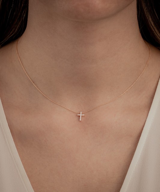 Gold chain with diamond pendant