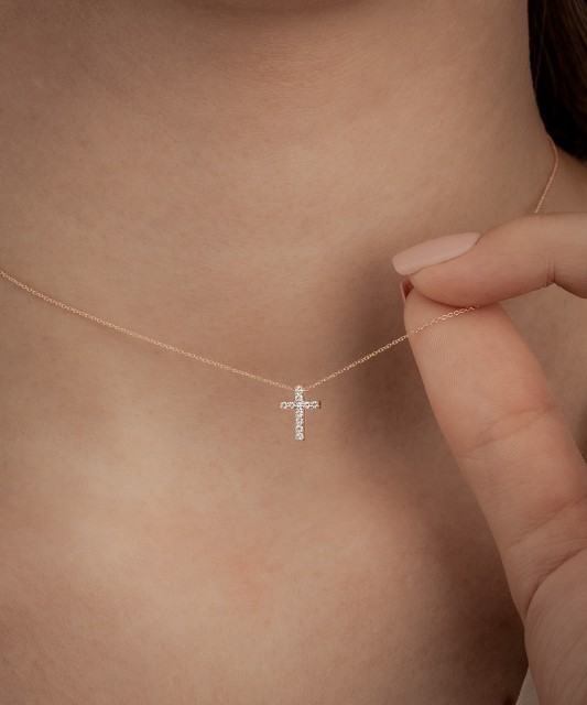 Gold chain with diamond pendant