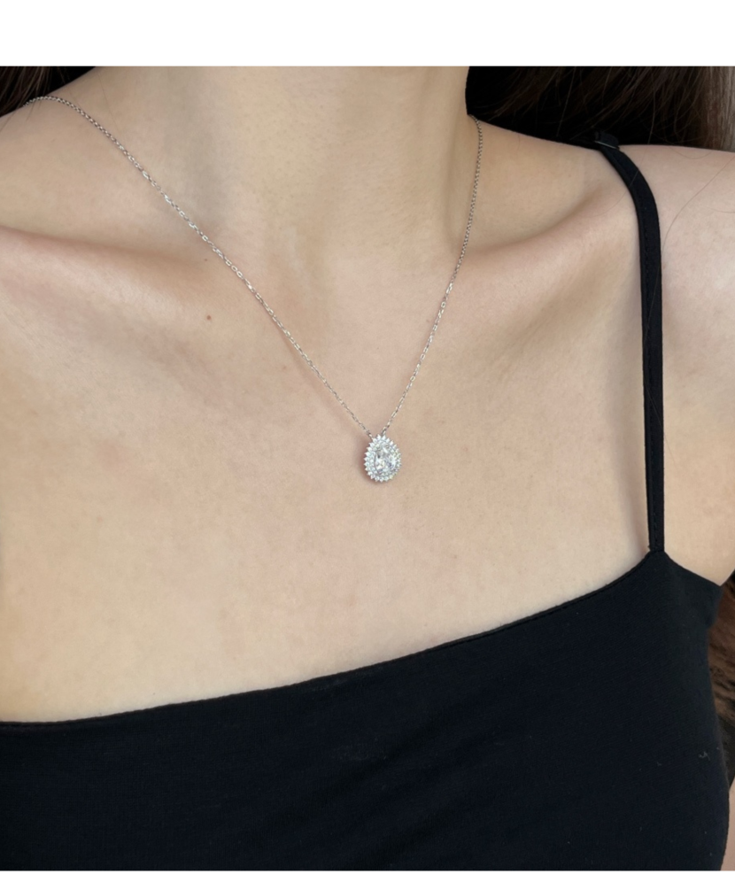 Sterling silver chain with zirconium pendant