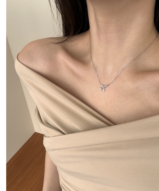 Sterling silver chain with zirconium pendant