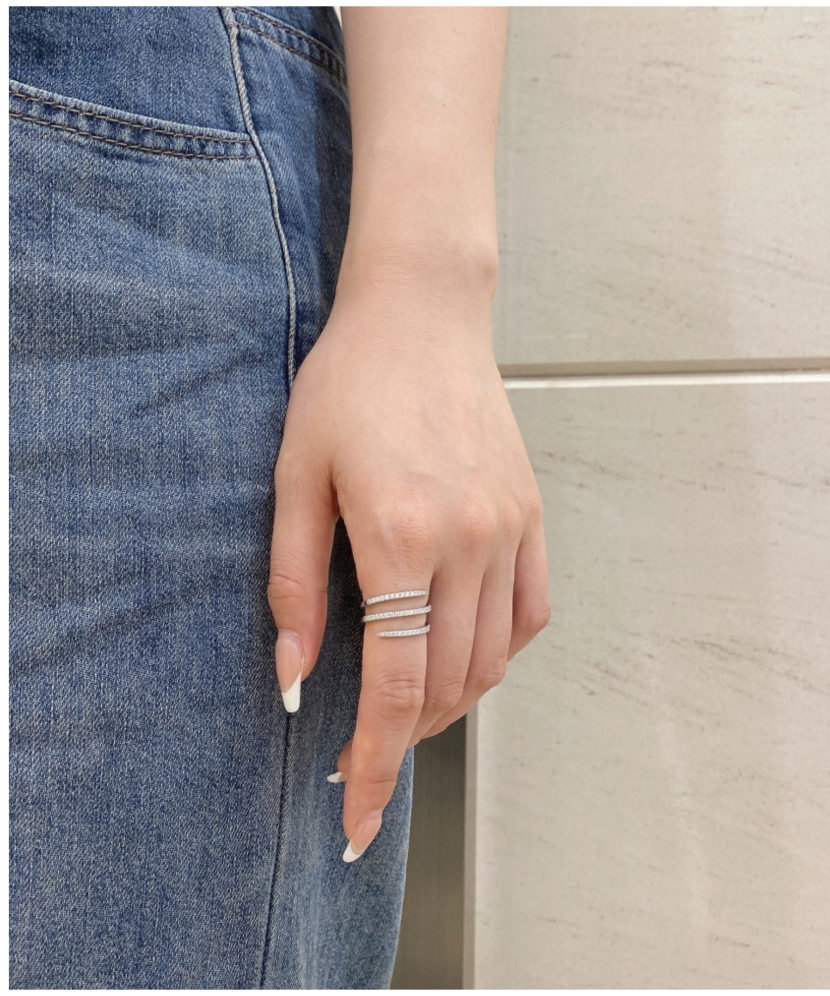 Sterling silver ring with zircons