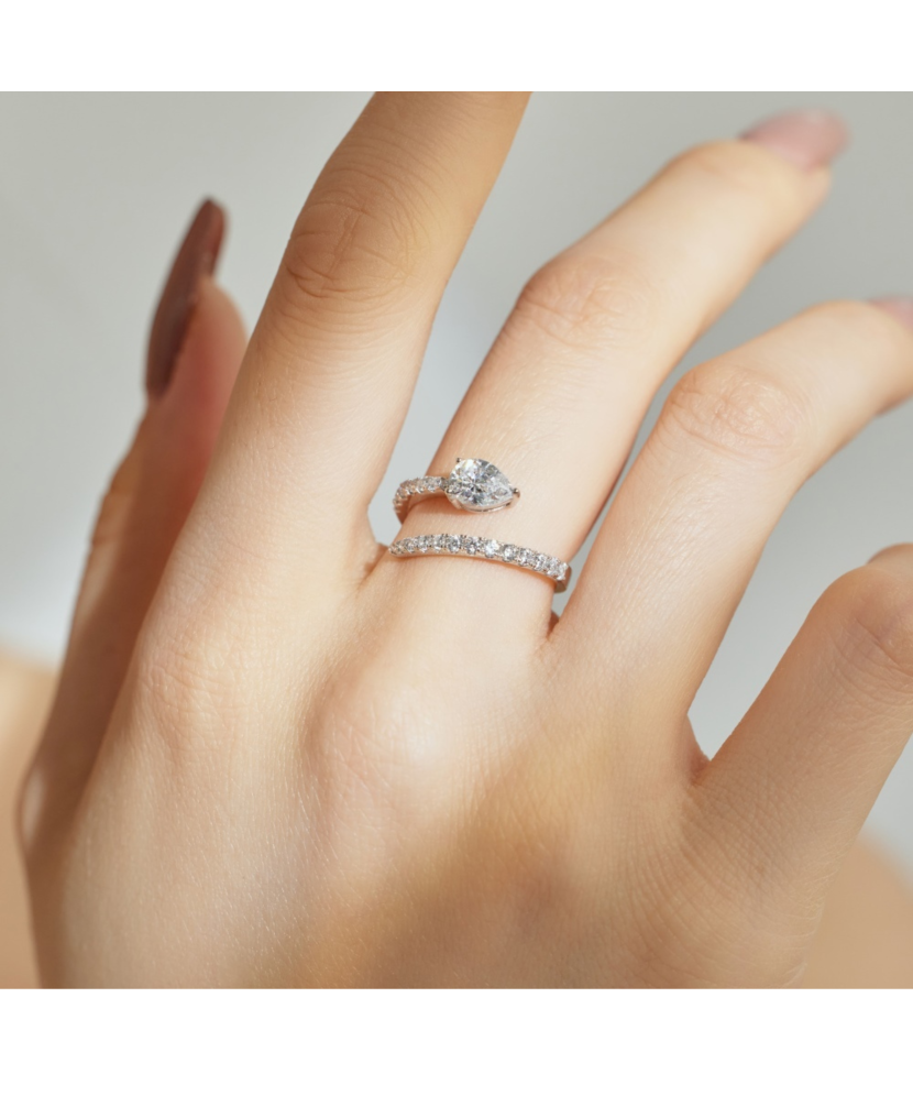 Sterling silver ring with zircons