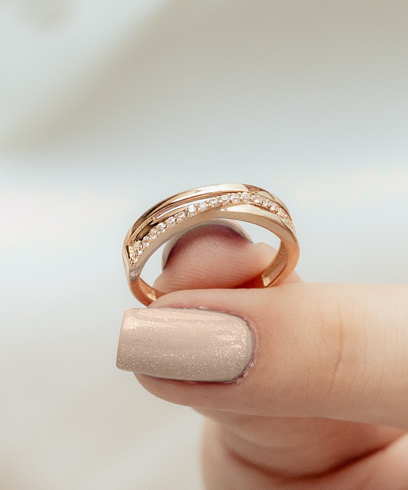 Gold ring with zircons