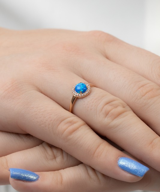 Gold ring with zircons and opal