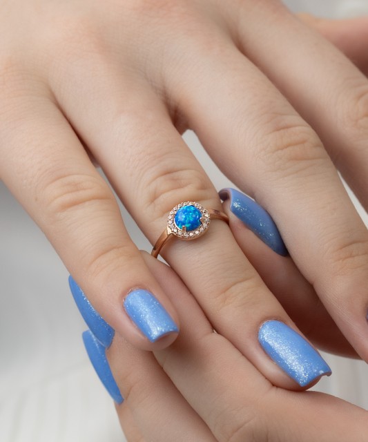 Gold ring with zircons and opal