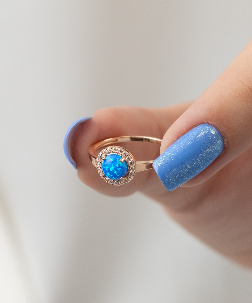 Gold ring with zircons and opal