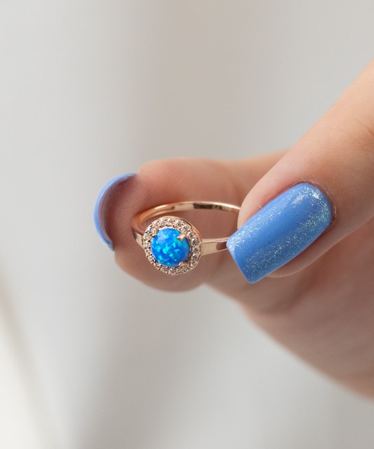 Gold ring with zircons and opal