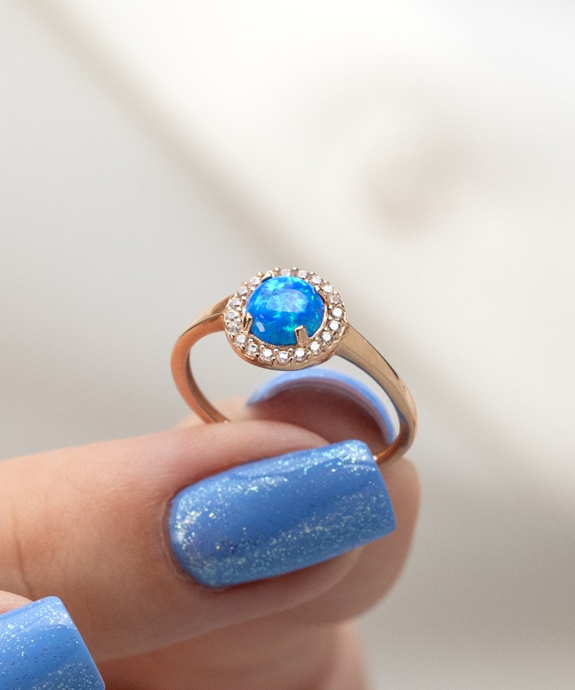 Gold ring with zircons and opal