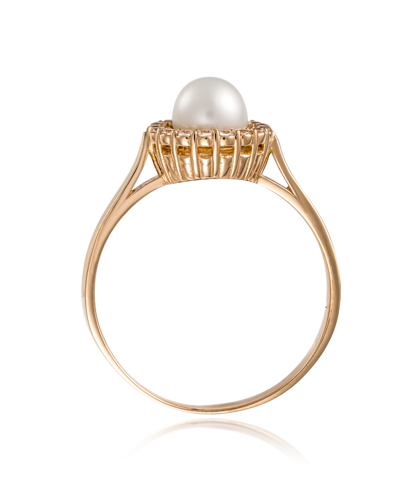 Gold ring with pearl and zircons
