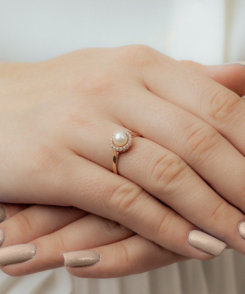 Gold ring with pearl and zircons