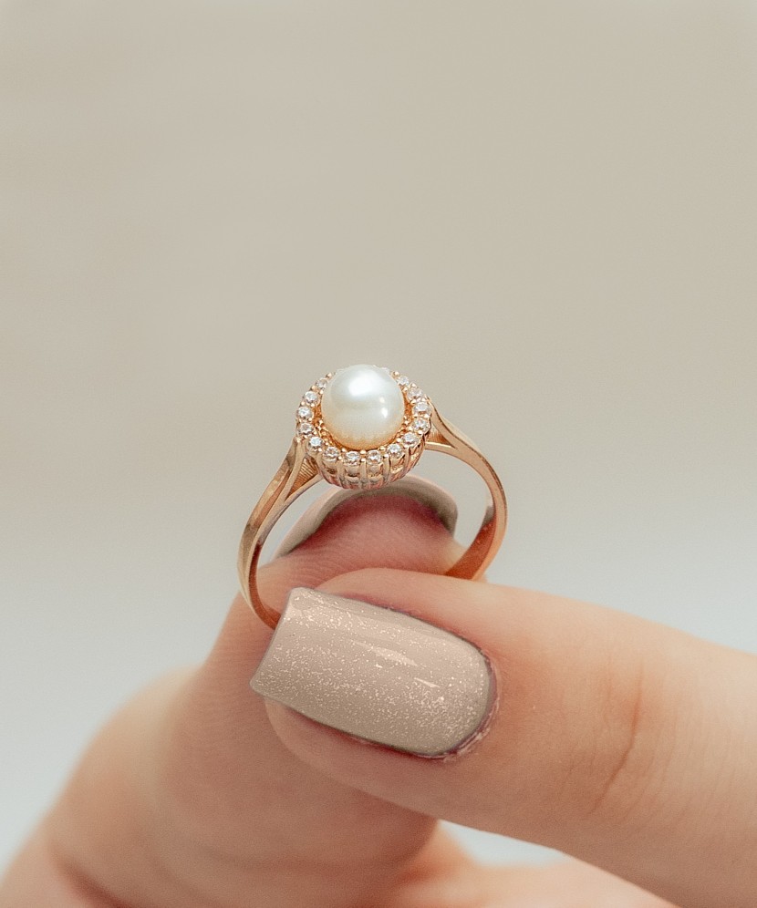 Gold ring with pearl and zircons