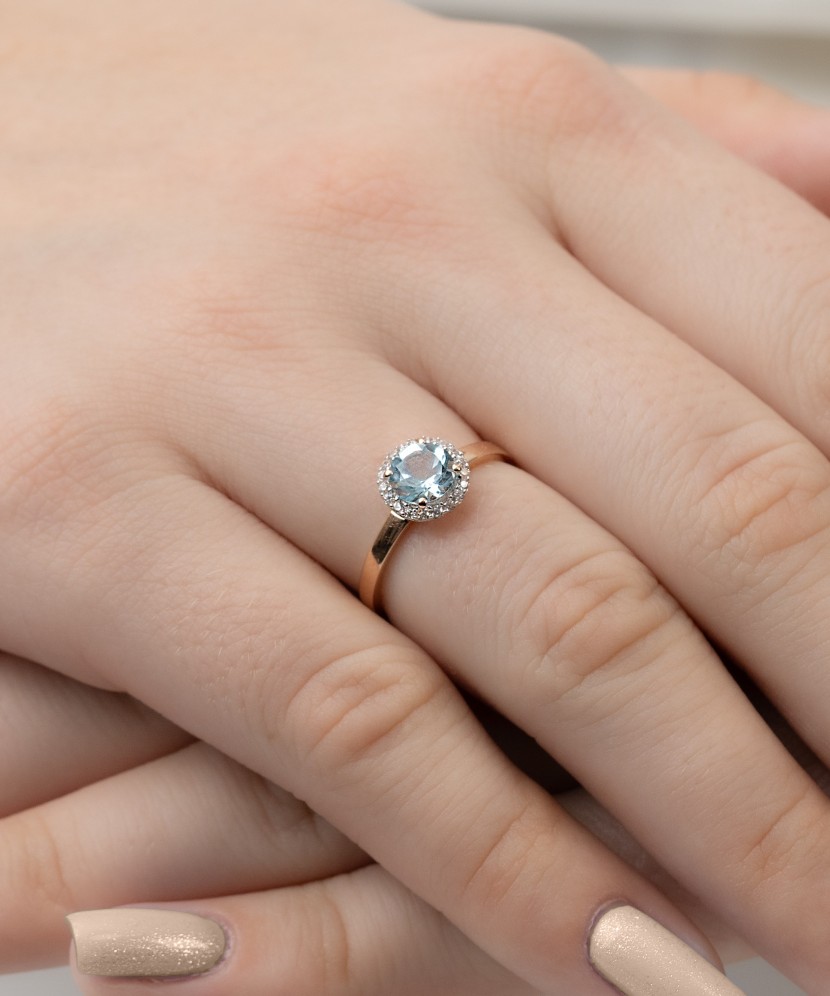 Gold ring with zircons