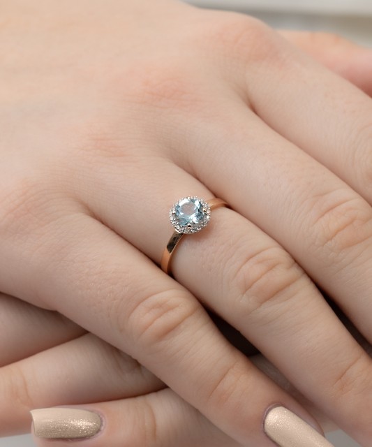 Gold ring with zircons