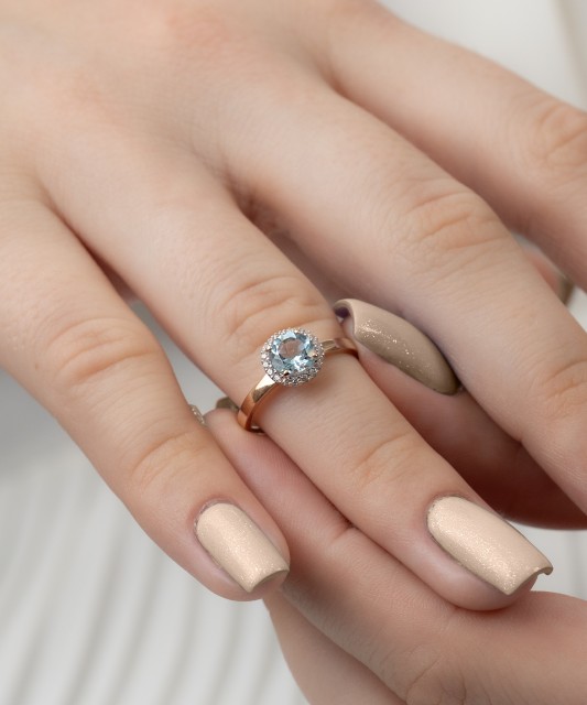 Gold ring with zircons