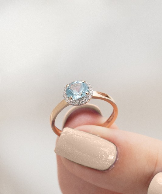 Gold ring with zircons