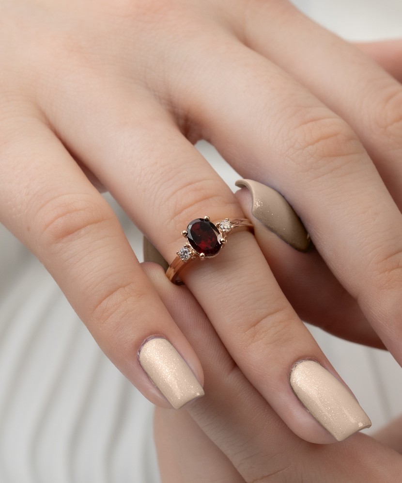 Gold ring with garnet and zircons