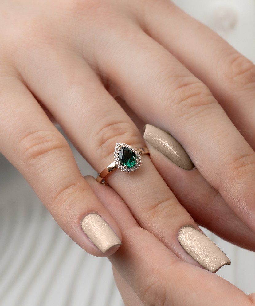 Gold ring with zircons