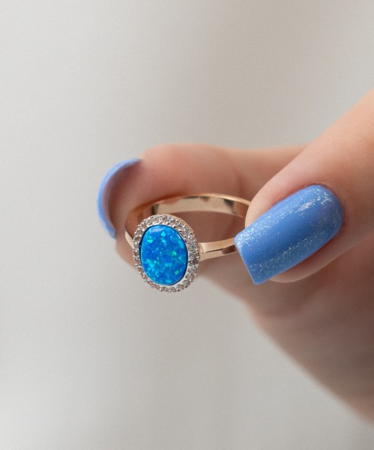 Gold ring with zircons and opal