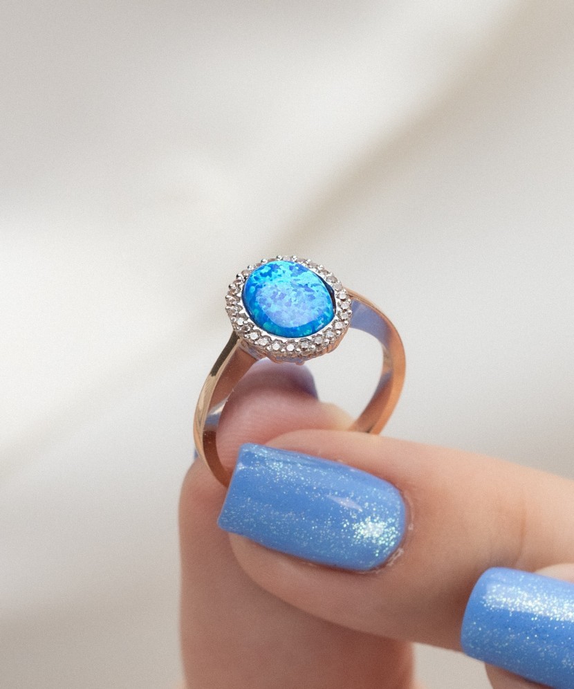 Gold ring with zircons and opal
