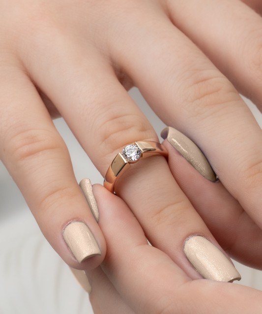 Gold ring with zirconium