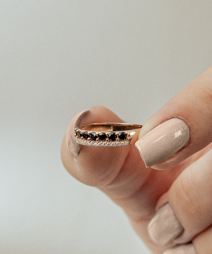 Gold ring with zircons