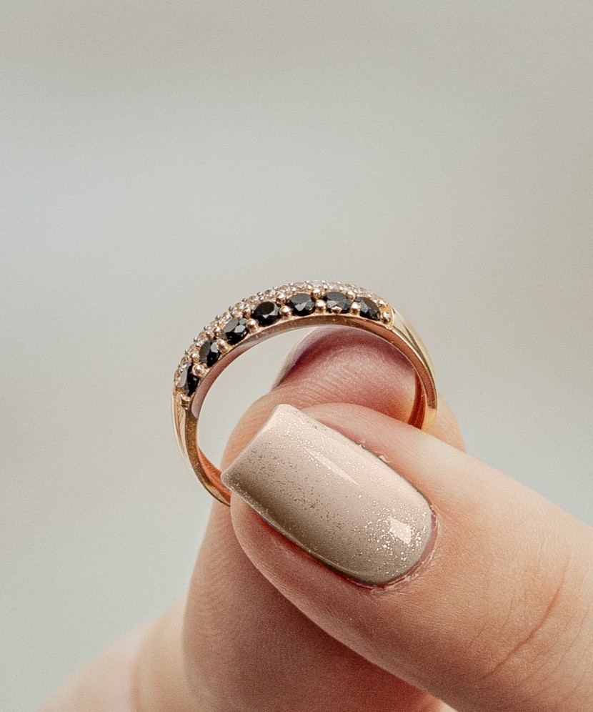 Gold ring with zircons