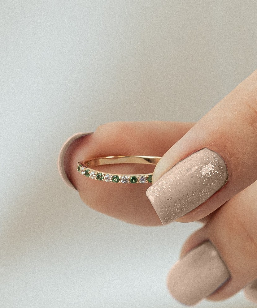 Gold ring with zircons