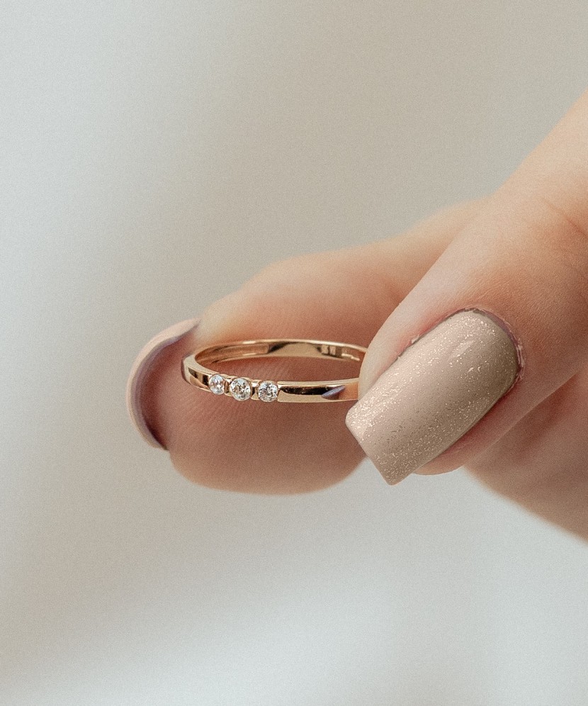 Gold ring with zircons