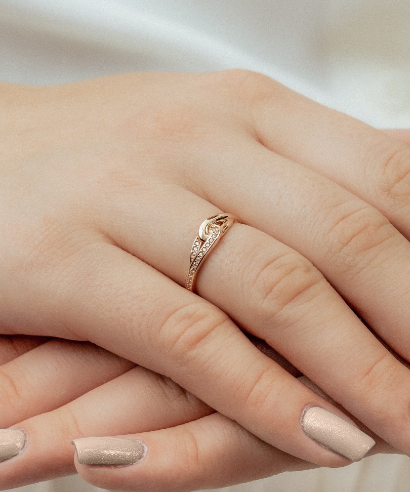 Gold ring with zircons