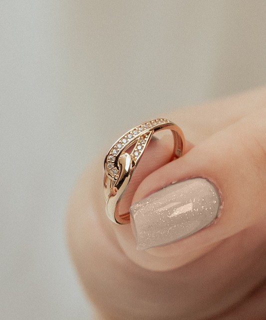 Gold ring with zircons